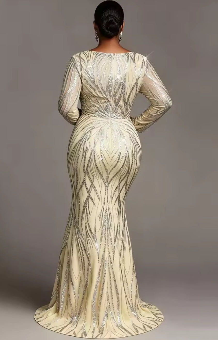 Robe de soirée en satin brodée et ornée d'appliqués, rouge, détails artistiques