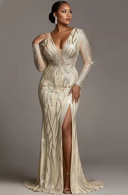 Robe de soirée en satin brodée et ornée d'appliqués, rouge, détails artistiques