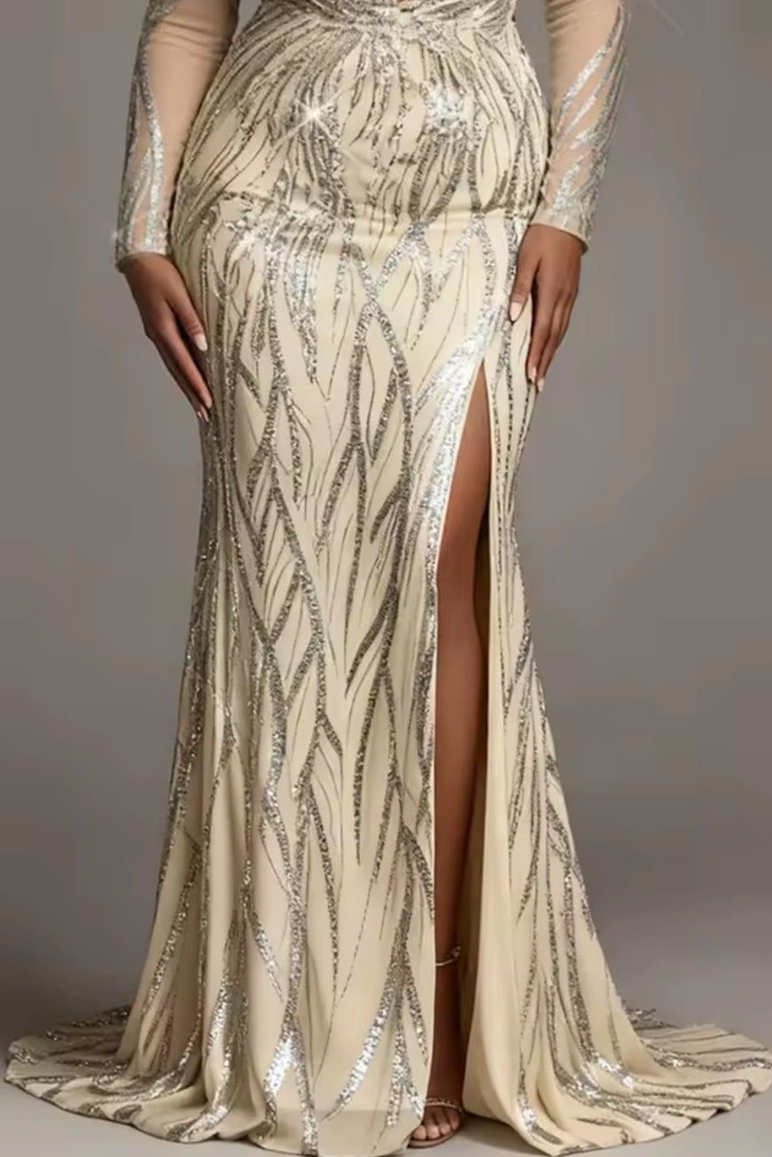 Robe de soirée en satin brodée et ornée d'appliqués, rouge, détails artistiques