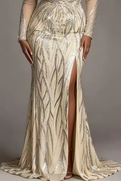 Robe de soirée en satin brodée et ornée d'appliqués, rouge, détails artistiques