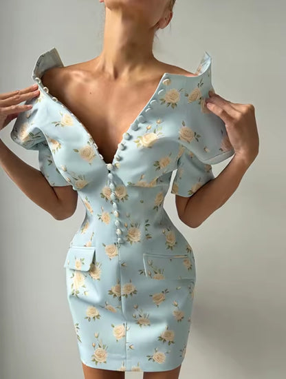 Robe de soirée en satin brodée et ornée d'appliqués, rouge, détails artistiques