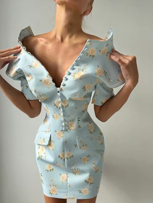 Robe de soirée en satin brodée et ornée d'appliqués, rouge, détails artistiques