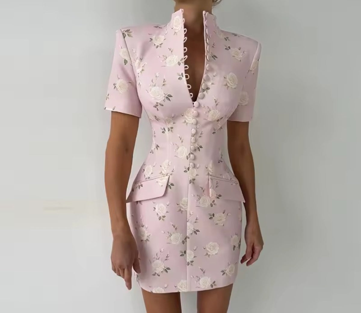 Robe de soirée en satin brodée et ornée d'appliqués, rouge, détails artistiques