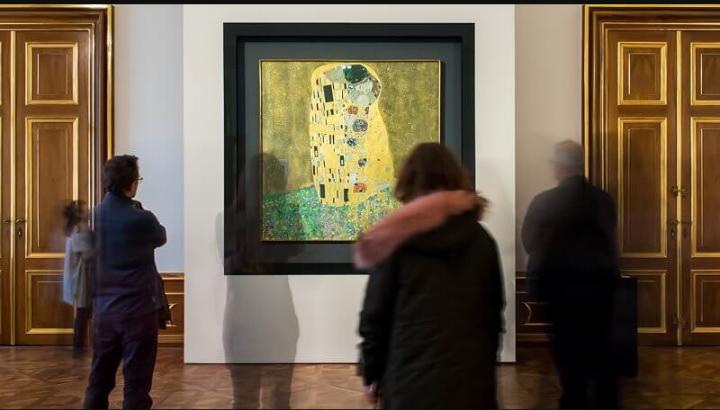 The Kiss, 1000 Piece Jigsaw Puzzle, World Famous Klimt Painting of Lovers, Unique pieces, Poster Included, Romantic, Preserve as Wall Decor