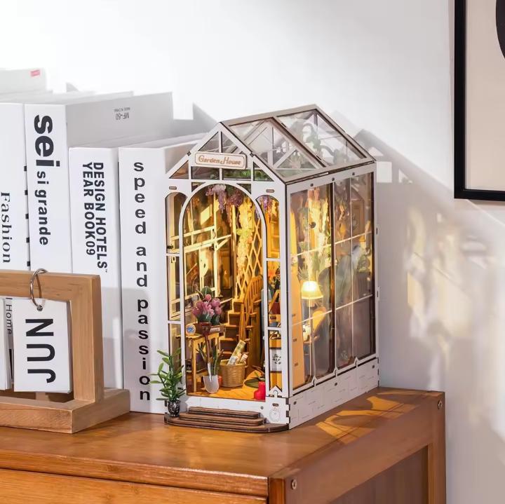 Charger la vidéo : Outils de couture vintage dans une boîte en bois