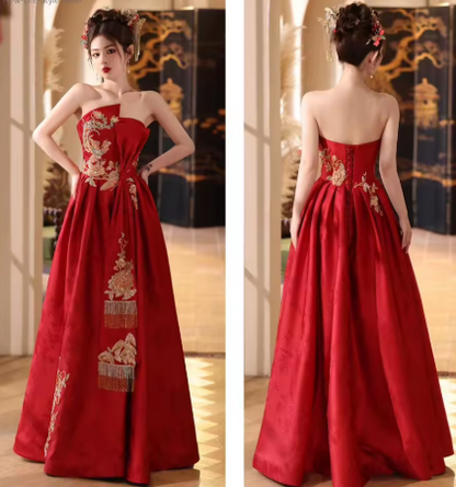 Robe de soirée en satin brodée et ornée d'appliqués, rouge, détails artistiques