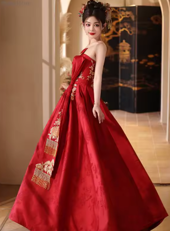 Robe de soirée en satin brodée et ornée d'appliqués, rouge, détails artistiques