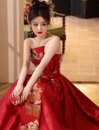 Robe de soirée en satin brodée et ornée d'appliqués, rouge, détails artistiques