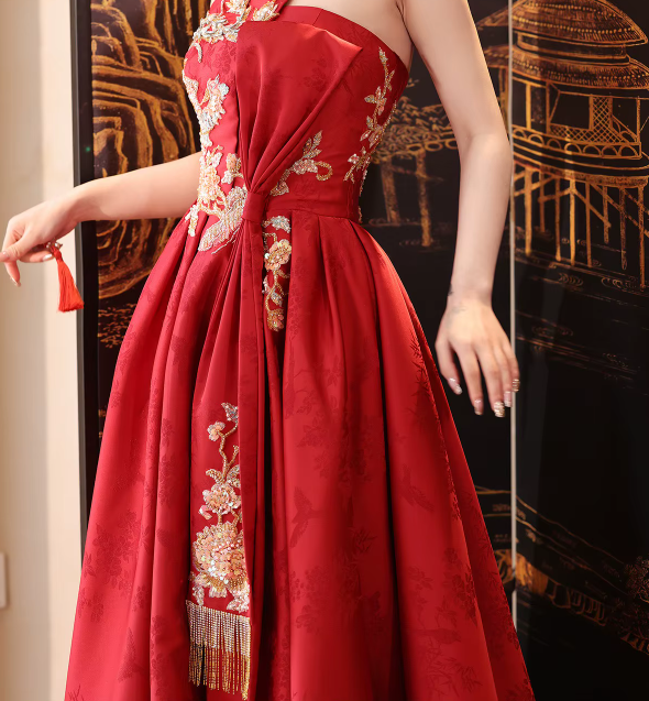 Robe de soirée en satin brodée et ornée d'appliqués, rouge, détails artistiques