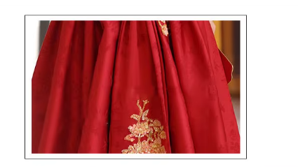 Robe de soirée en satin brodée et ornée d'appliqués, rouge, détails artistiques