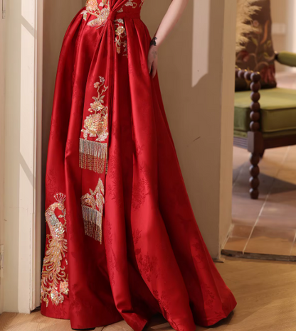 Robe de soirée en satin brodée et ornée d'appliqués, rouge, détails artistiques